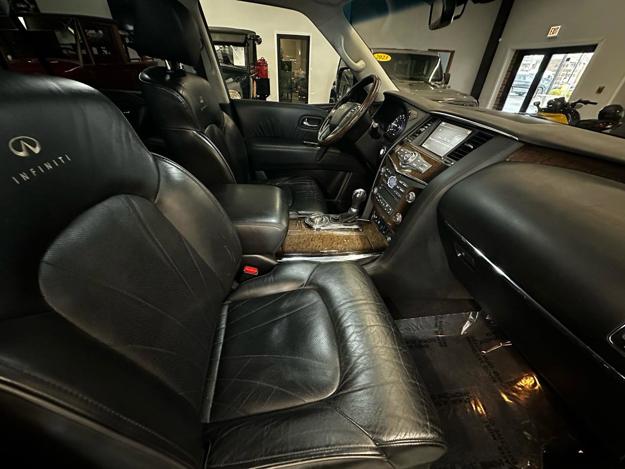 Used 2011 INFINITI QX56 4WD w/ Deluxe Touring Pkg image 18