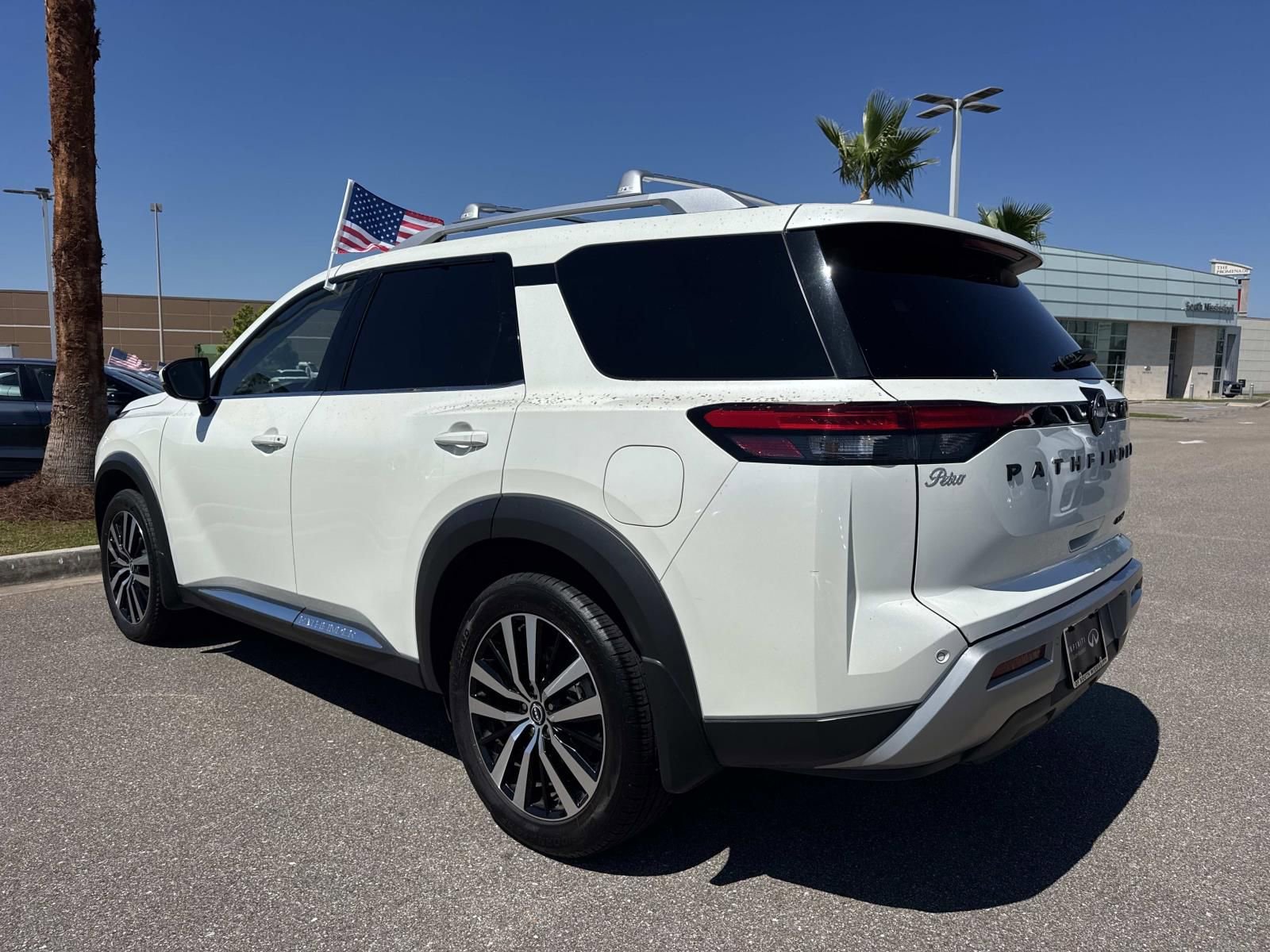 Used 2023 Nissan Pathfinder Platinum w/ Black Appearance Package FWD image 8