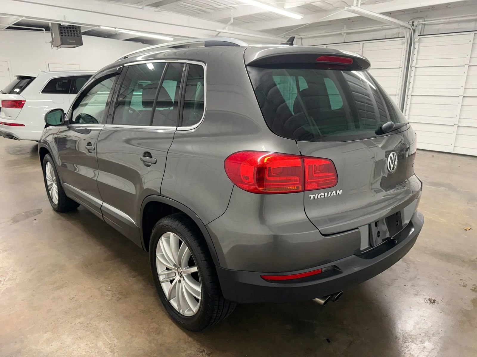 Used 2012 Volkswagen Tiguan SEL FWD image 9