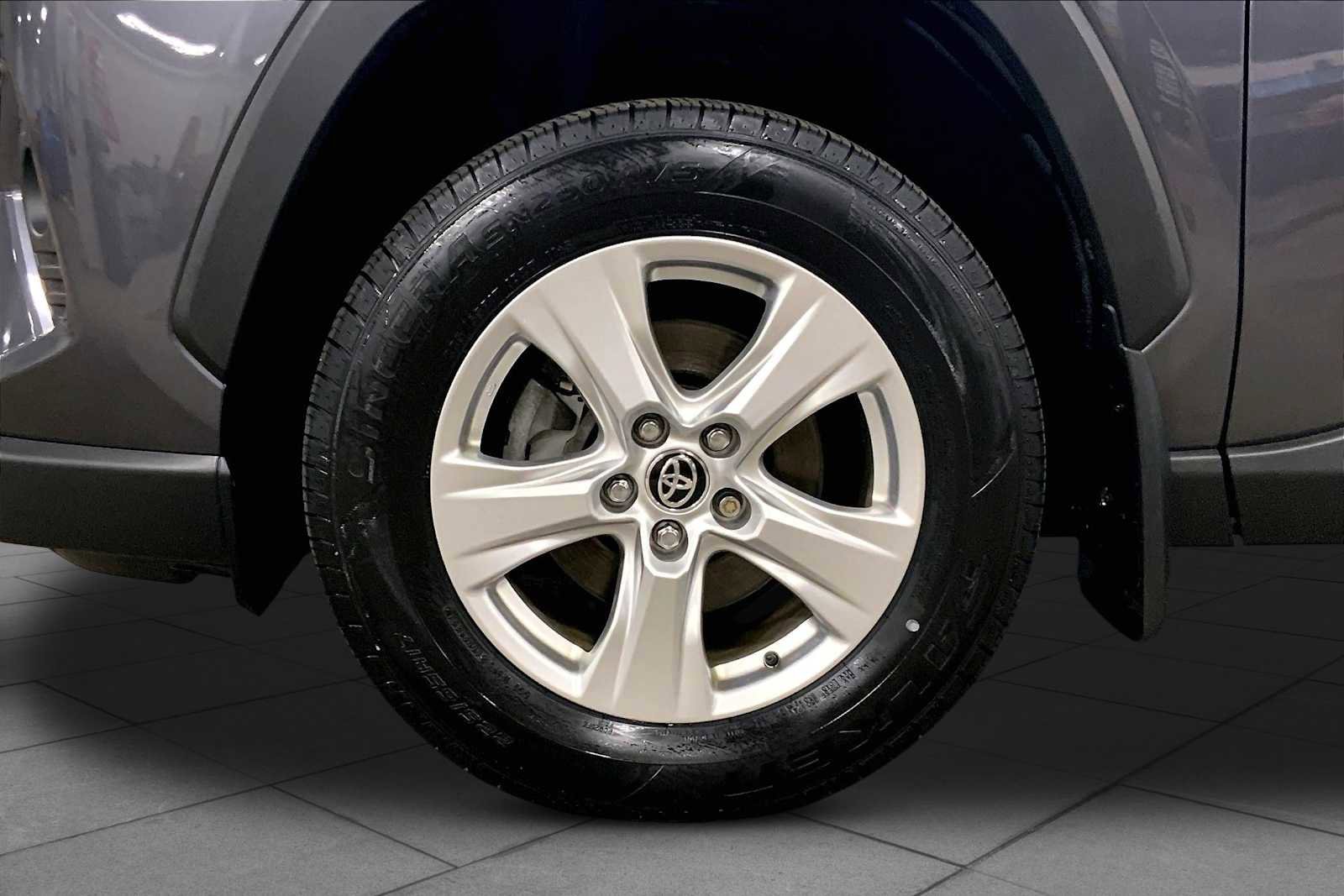 Used 2020 Toyota RAV4 XLE w/ Convenience Package AWD/4WD image 11