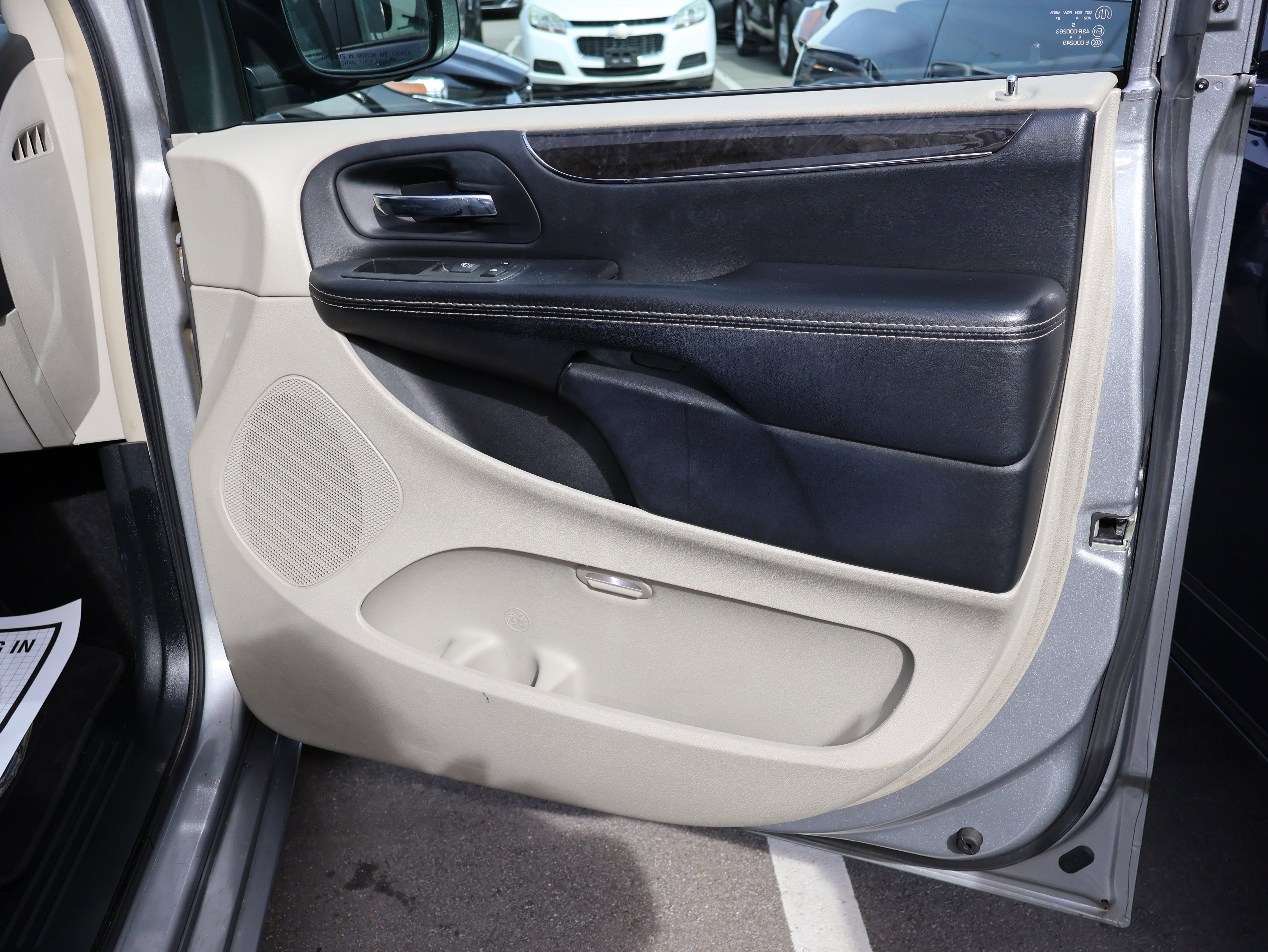 Used 2014 Chrysler Town & Country Touring image 7