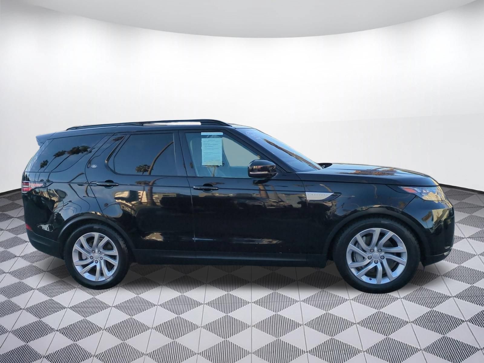 Used 2018 Land Rover Discovery HSE AWD/4WD image 6