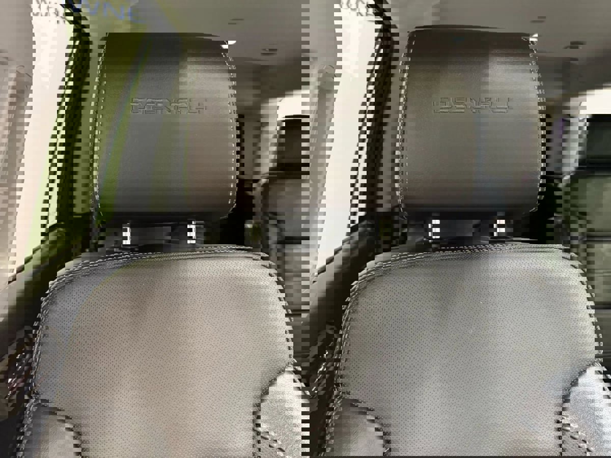 Used 2015 GMC Yukon Denali w/ Premium Package image 28