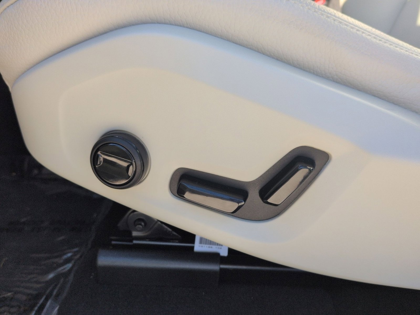 New 2025 Volvo XC60 T8 Plus w/ Protection Package Premier image 14