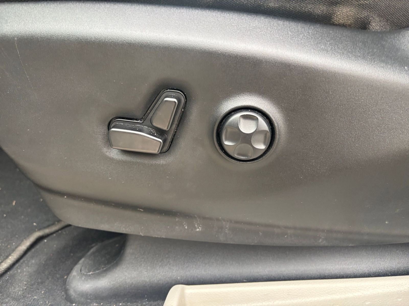 Used 2023 Chrysler Voyager LX image 22