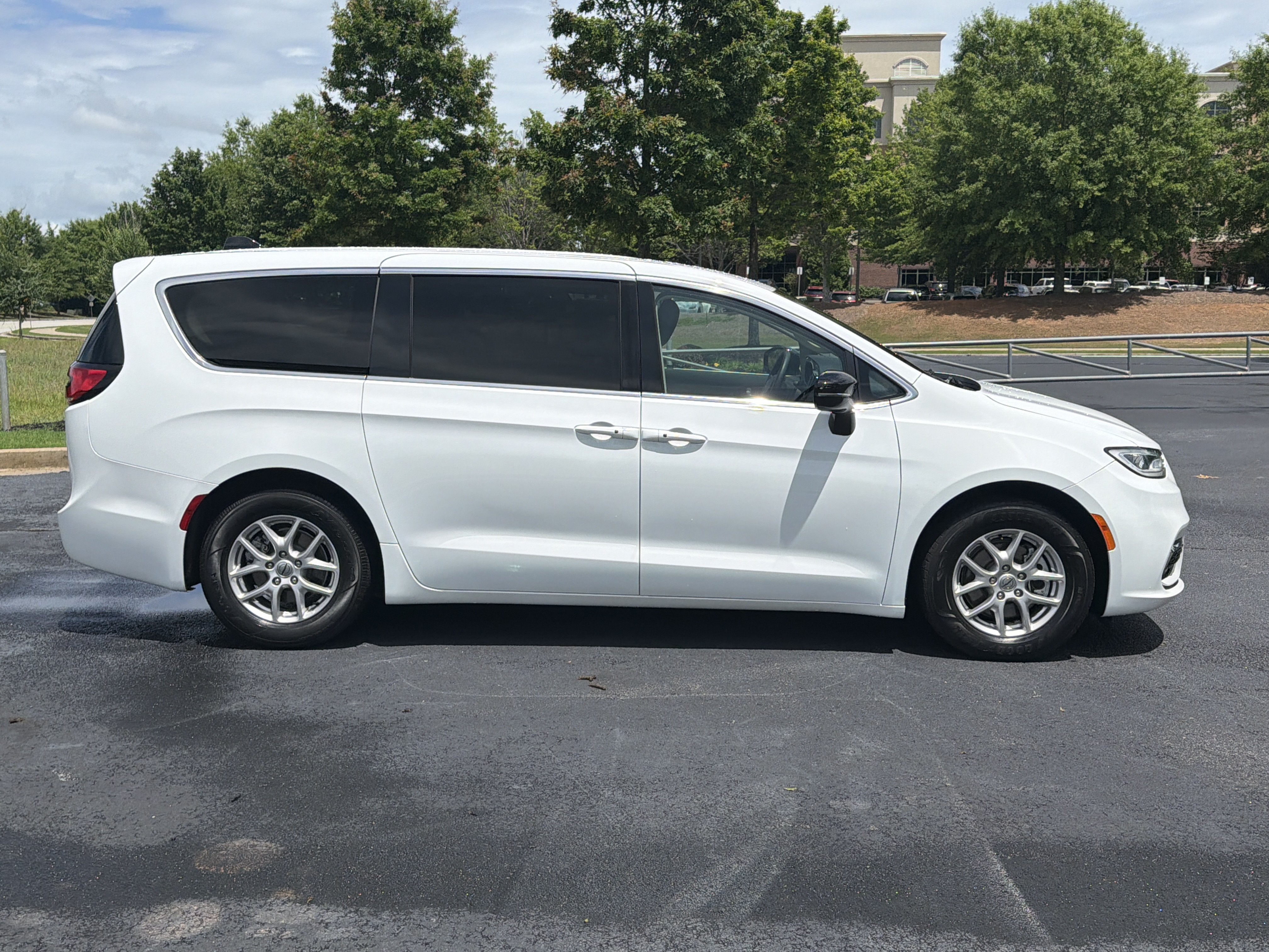 Used 2024 Chrysler Pacifica Touring-L FWD image 10