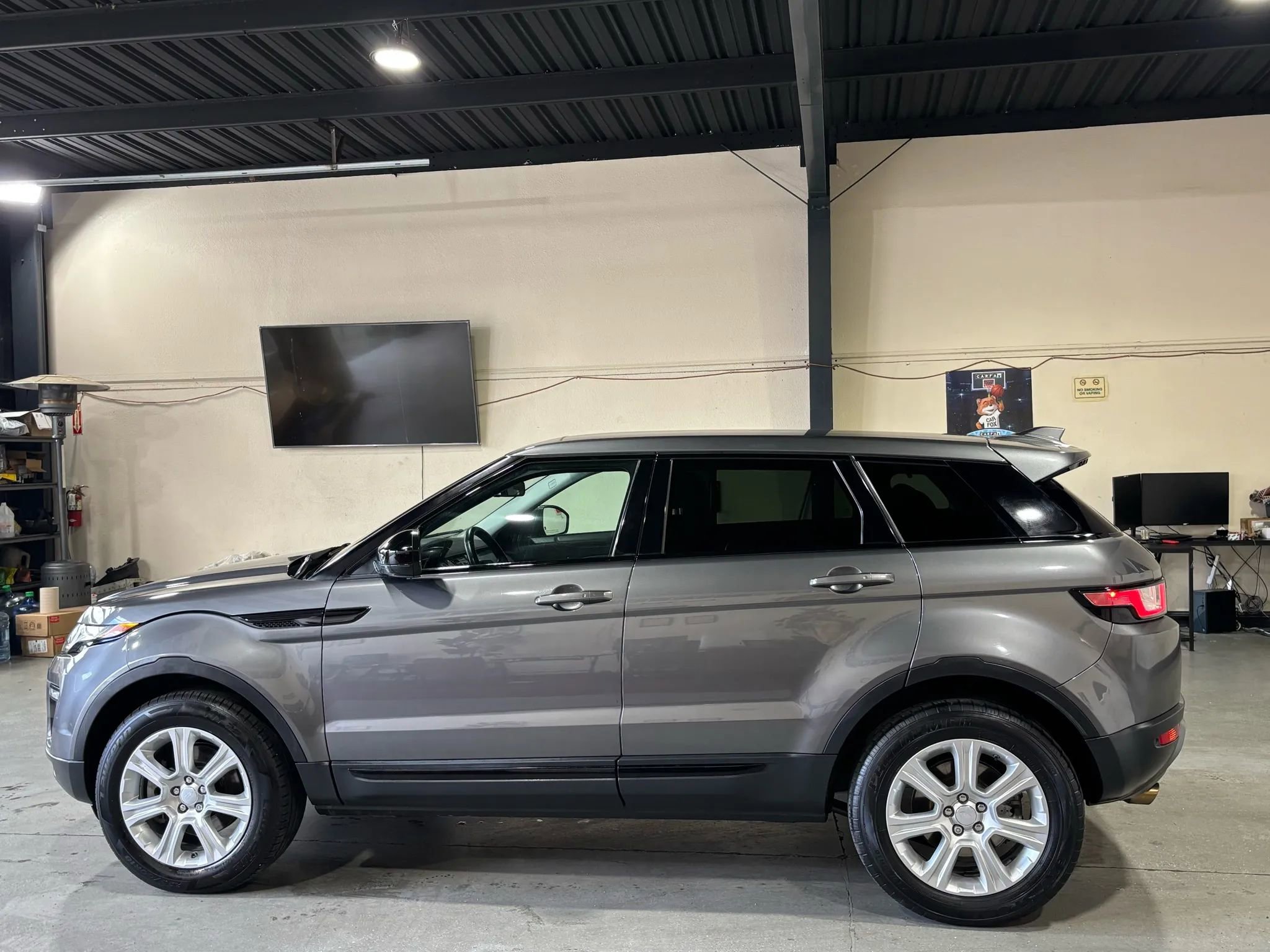 Used 2017 Land Rover Range Rover Evoque SE image 5