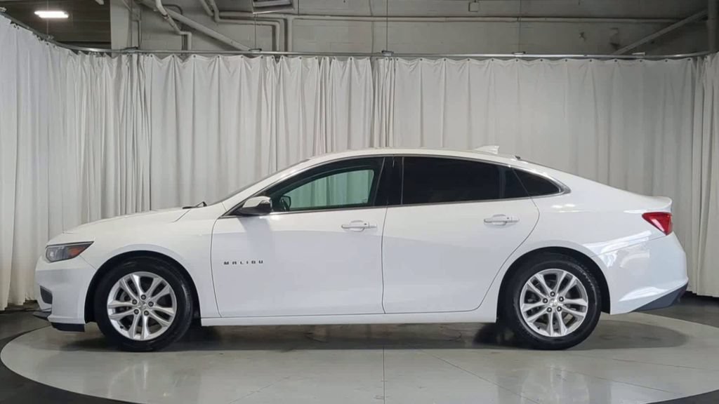Used 2017 Chevrolet Malibu LT w/ Leather Package FWD image 6