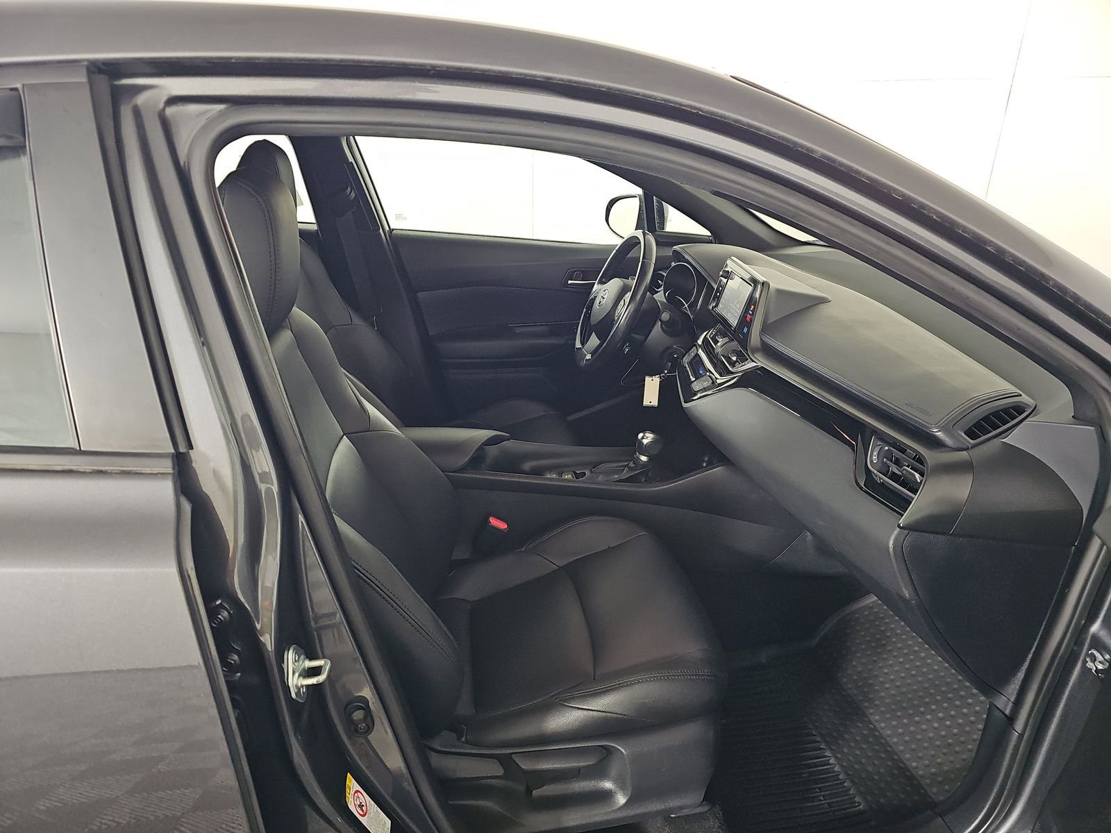 Used 2018 Toyota C-HR XLE image 5