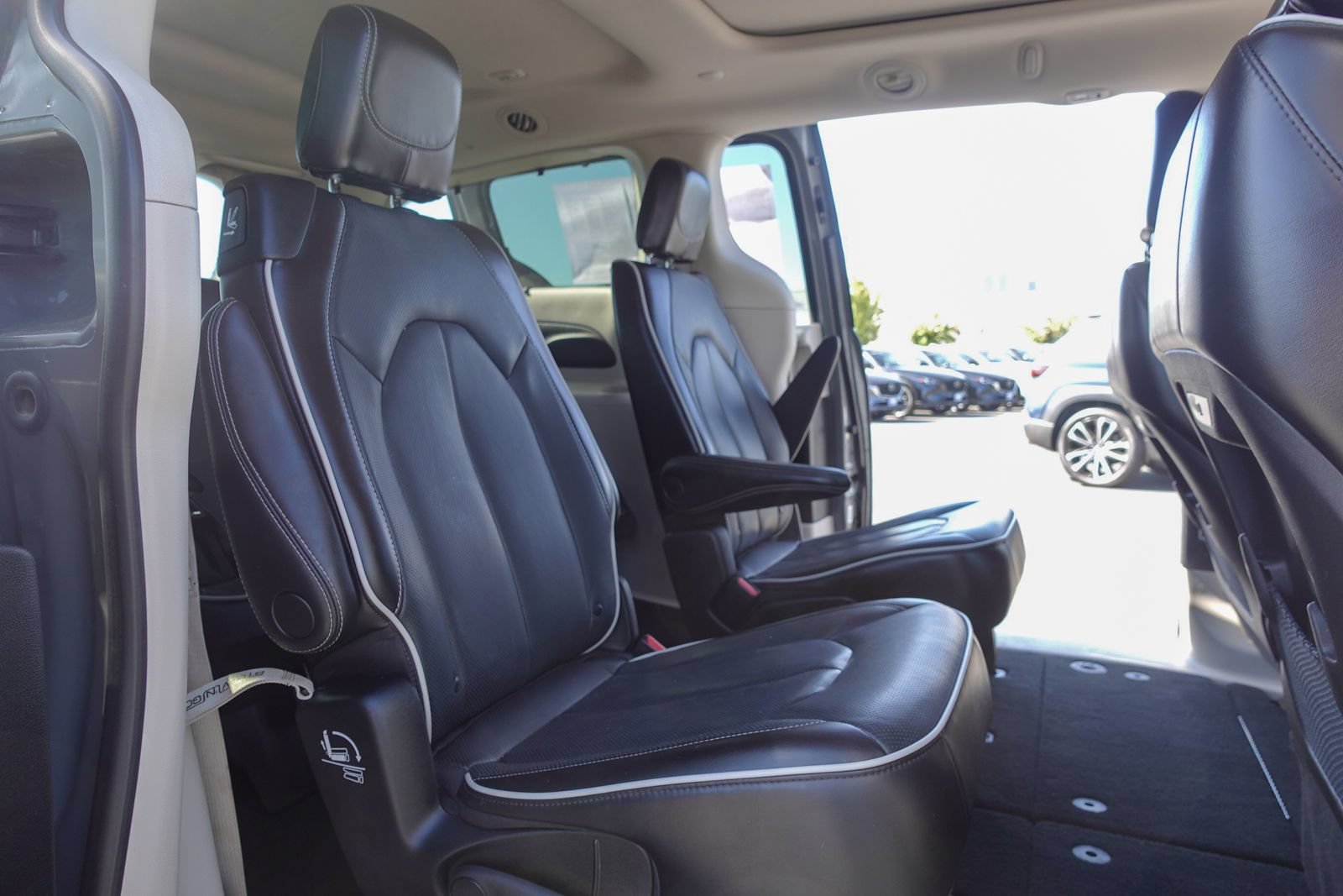 Used 2023 Chrysler Pacifica Limited FWD image 14