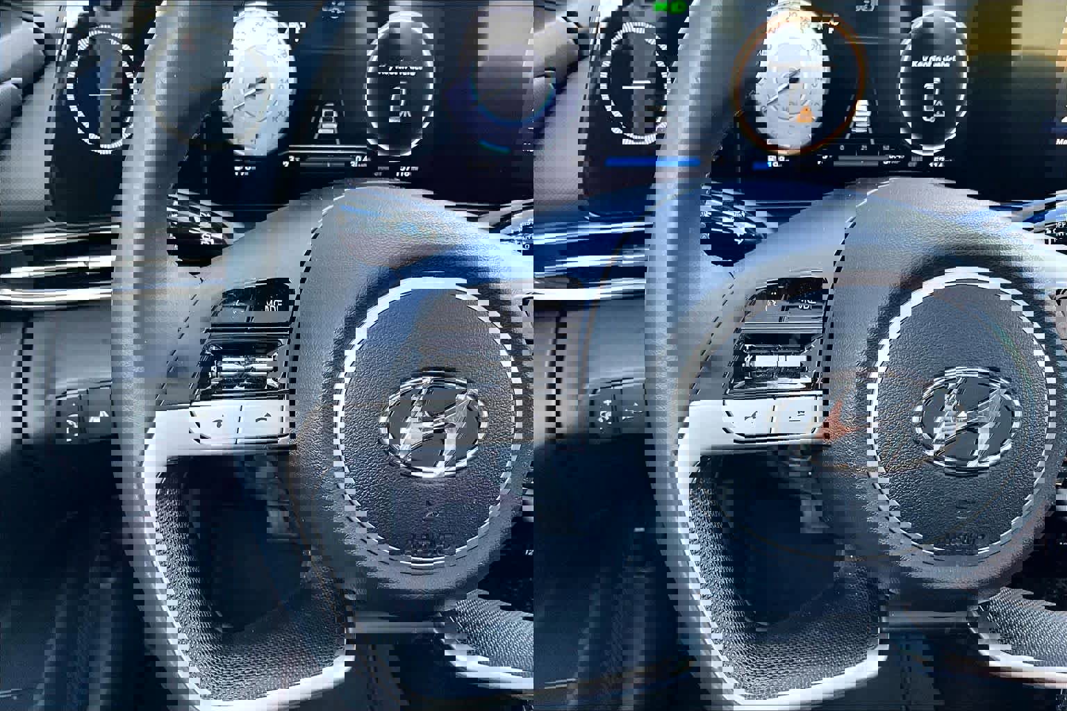 Used 2022 Hyundai Elantra Limited w/ Preferred Accessory Package image 24