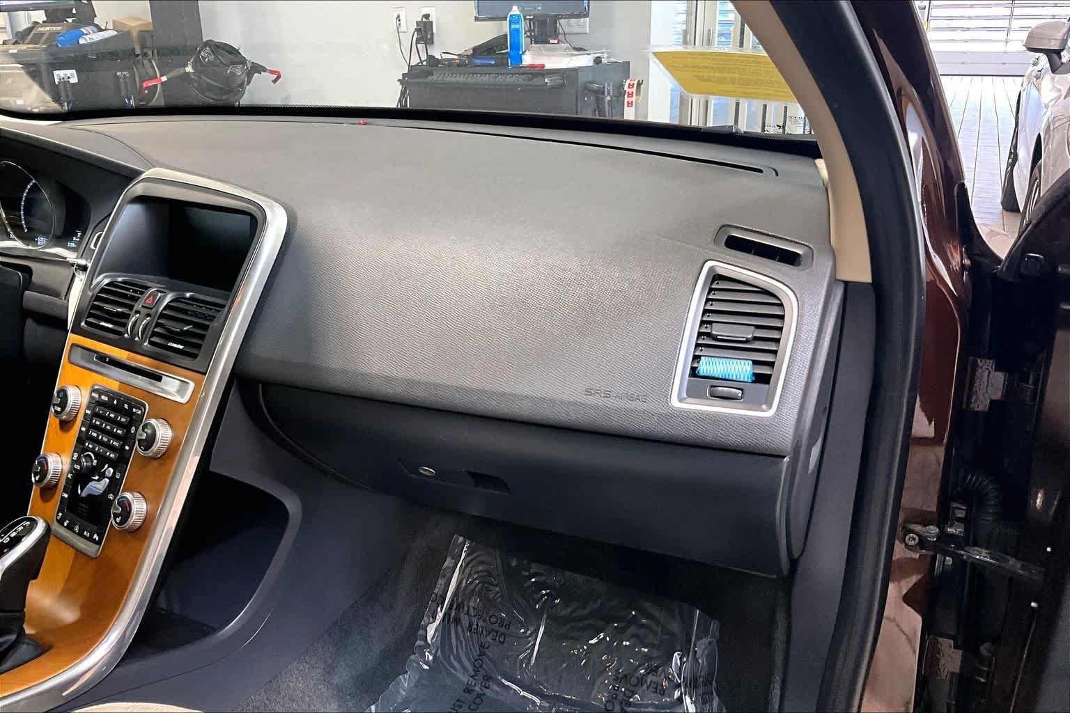 Used 2017 Volvo XC60 T6 Inscription w/ Climate Package AWD/4WD image 18