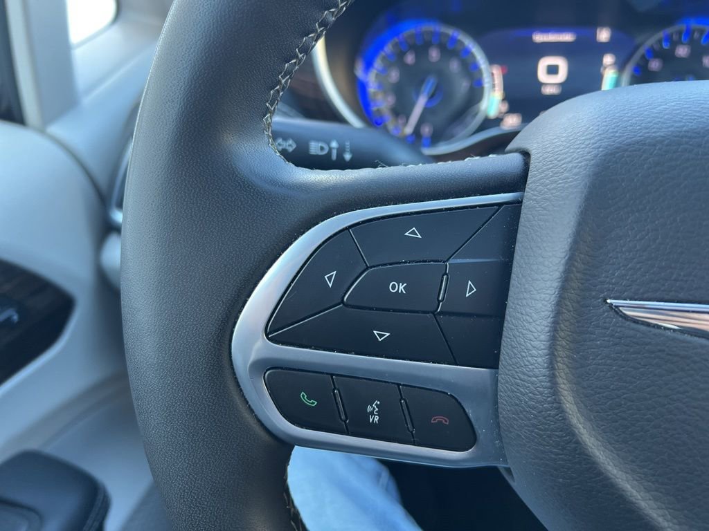 Used 2023 Chrysler Pacifica Limited image 16