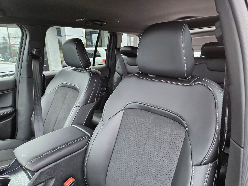 Used 2025 Jeep Grand Cherokee Altitude AWD/4WD image 13