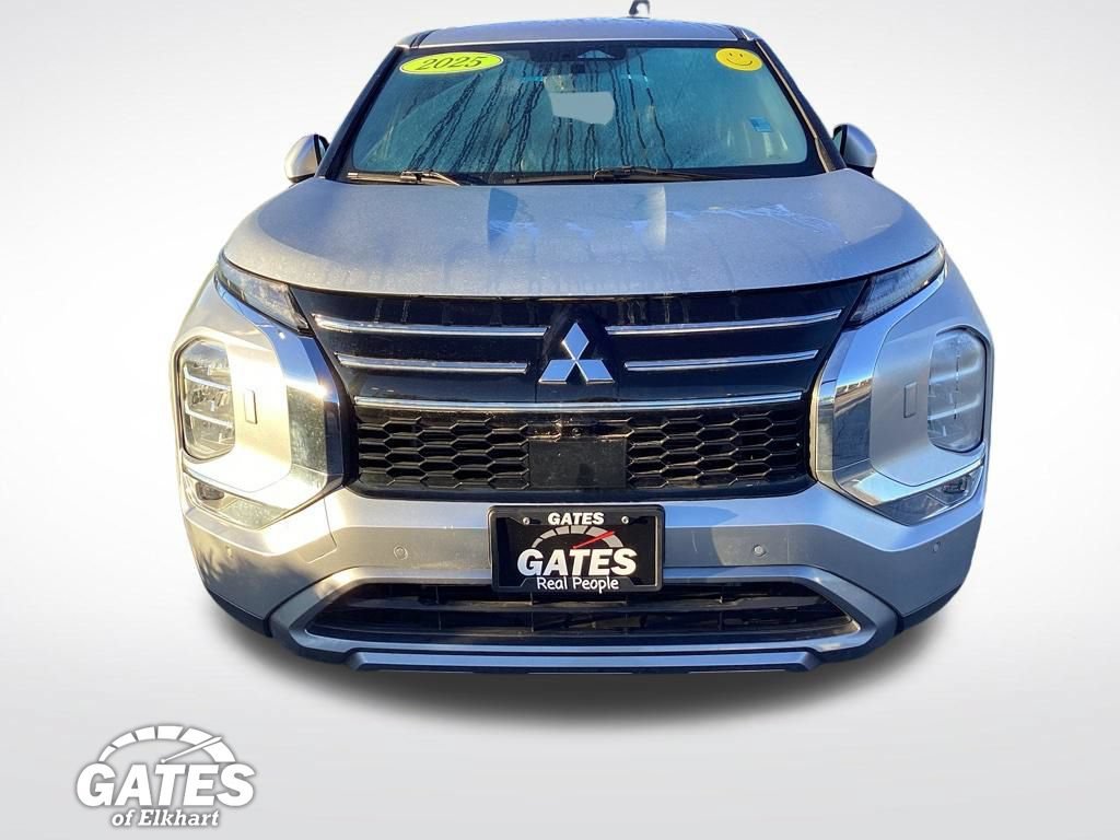 Used 2025 Mitsubishi Outlander SE AWD/4WD image 2
