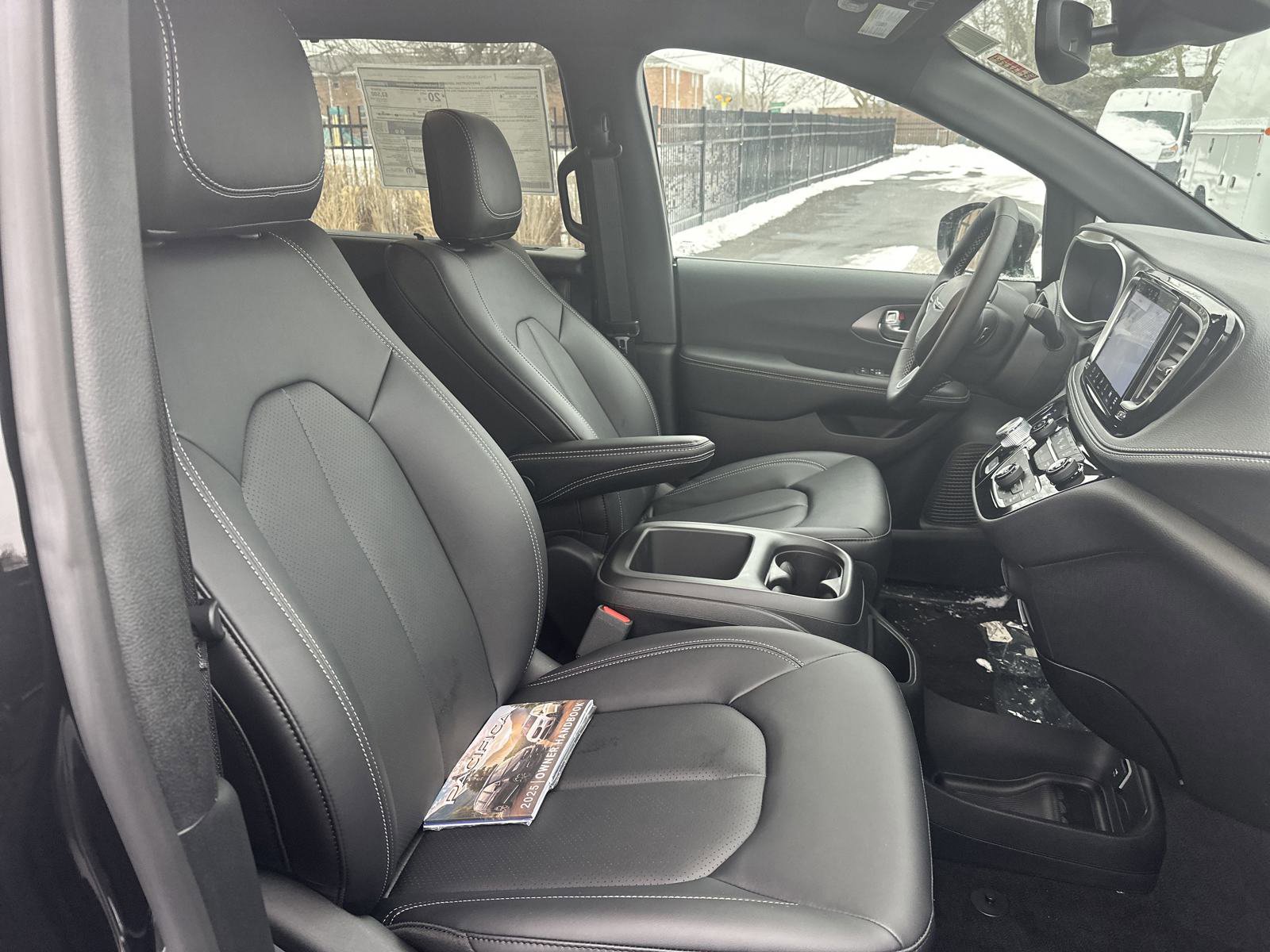 New 2025 Chrysler Pacifica Select image 15