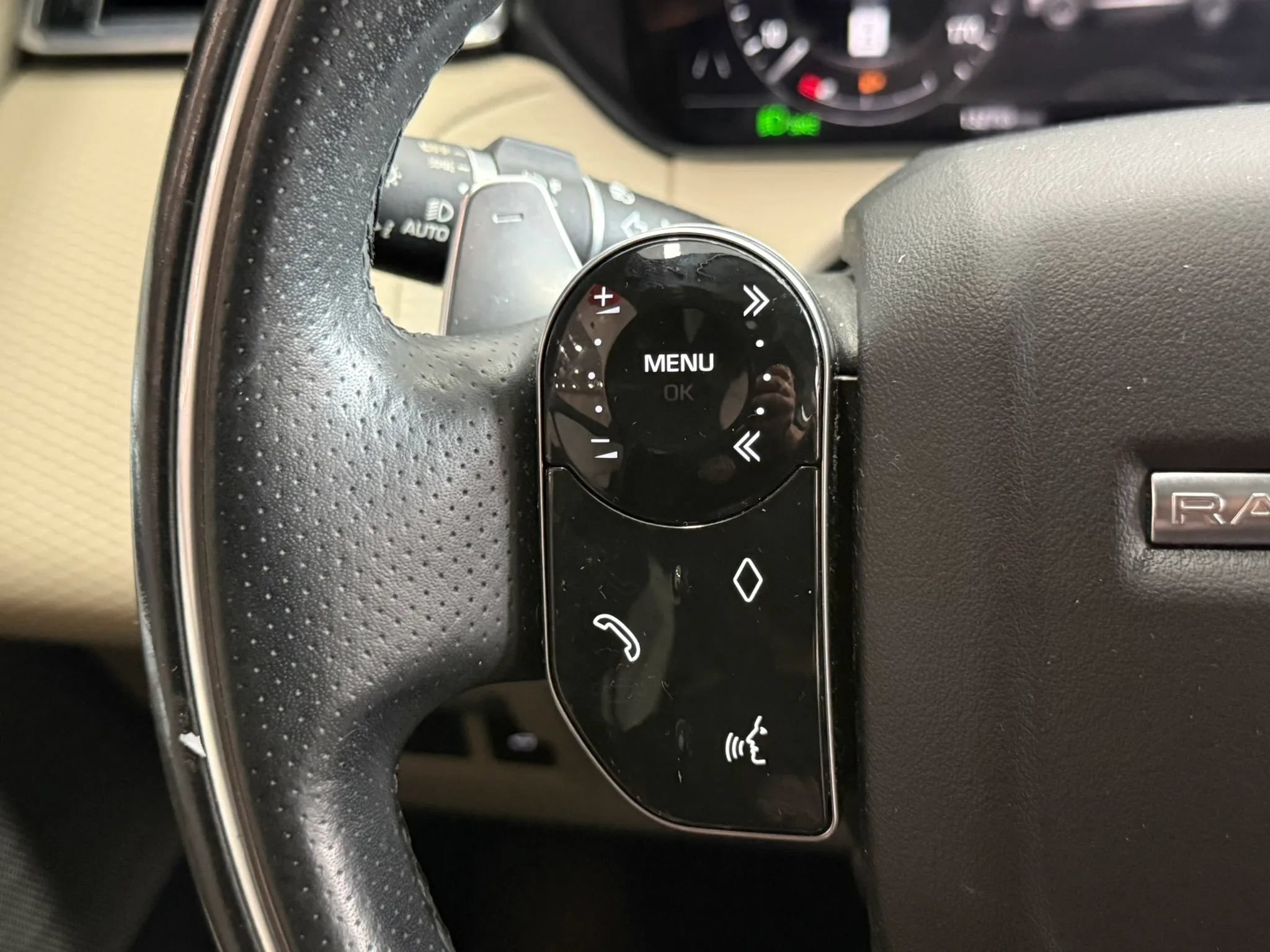 Used 2019 Land Rover Range Rover Velar R-Dynamic SE AWD/4WD image 12
