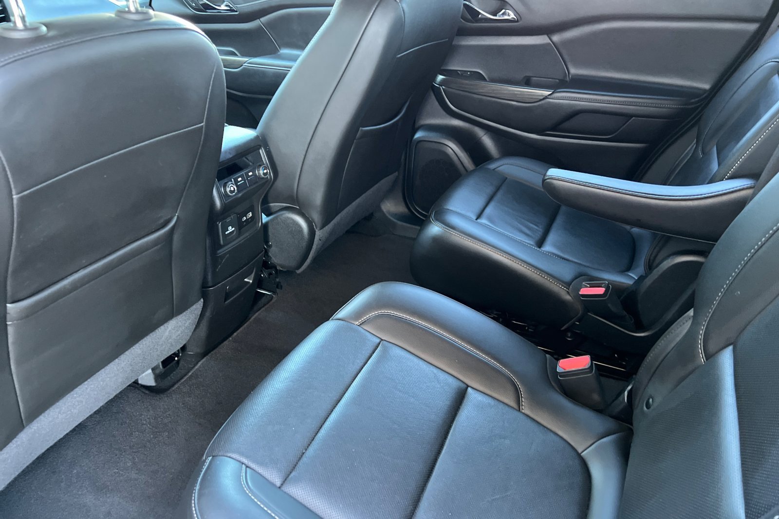 Used 2023 GMC Acadia SLT image 9