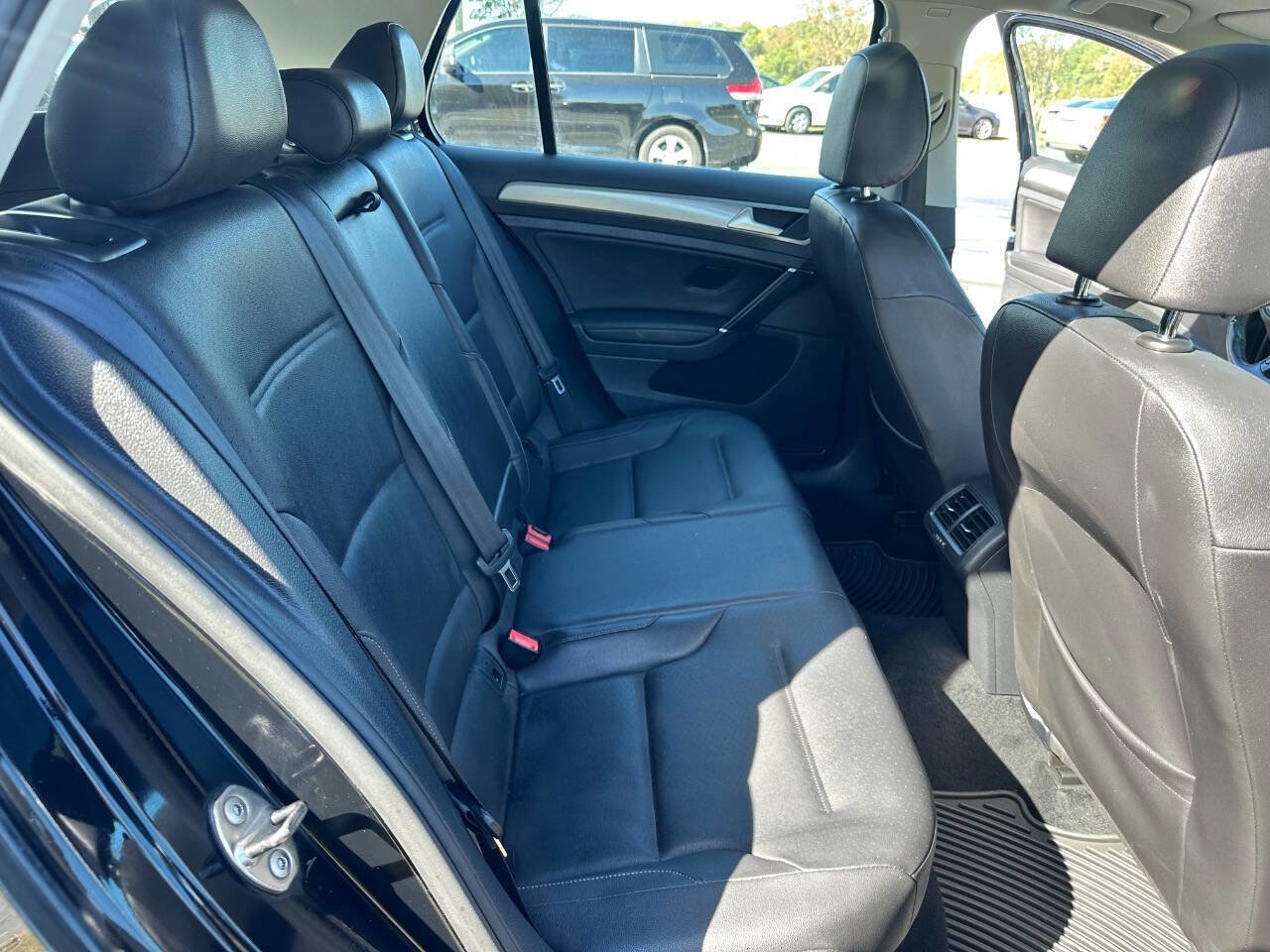 Used 2015 Volkswagen Golf S image 27