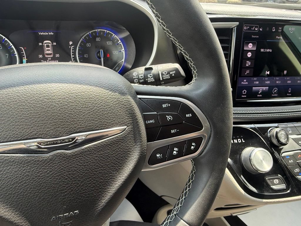 Used 2022 Chrysler Pacifica Touring-L AWD/4WD image 16