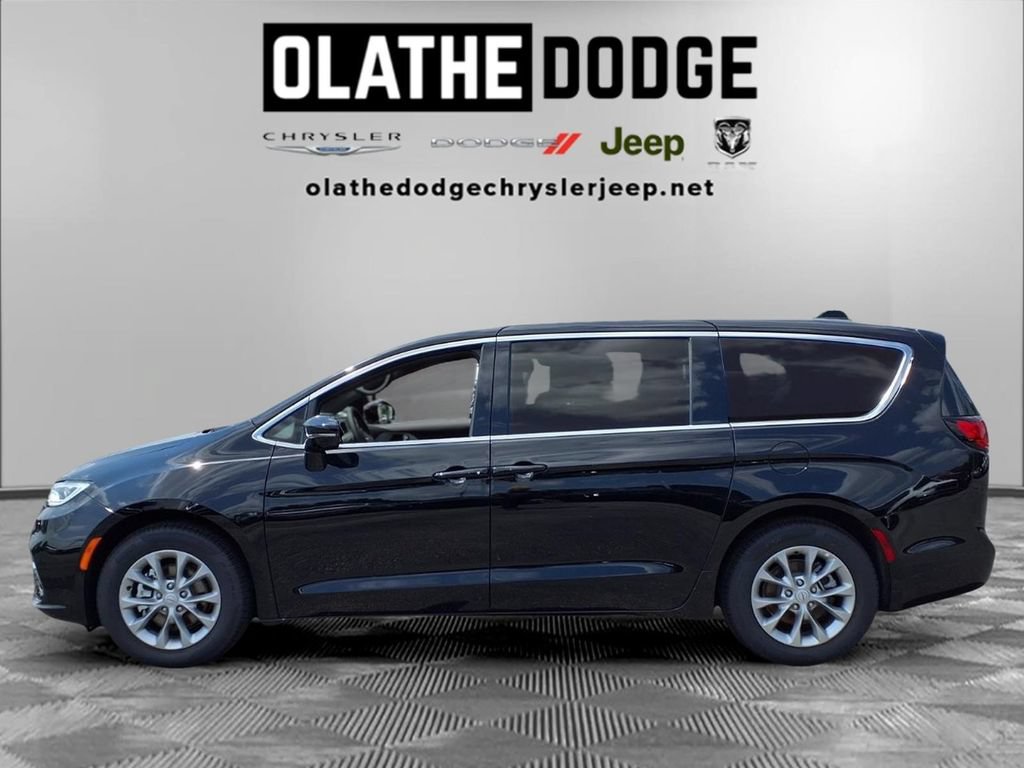 New 2026 Chrysler Pacifica Limited w/ Uconnect Theater Family Group FWD image 24