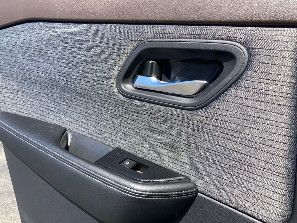 Used 2023 Nissan Rogue SV image 12