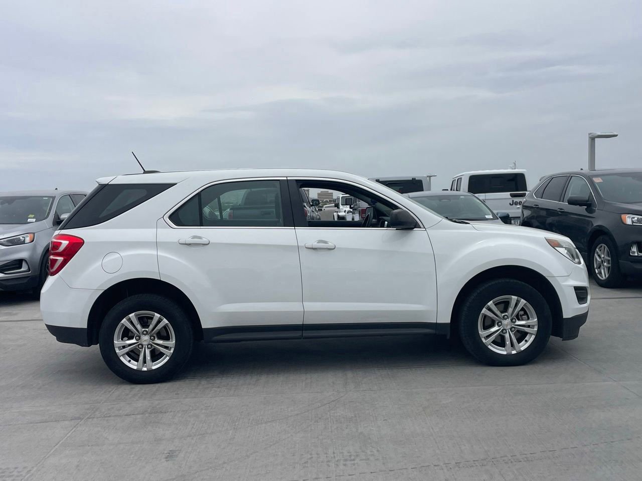 Used 2017 Chevrolet Equinox LS FWD image 3