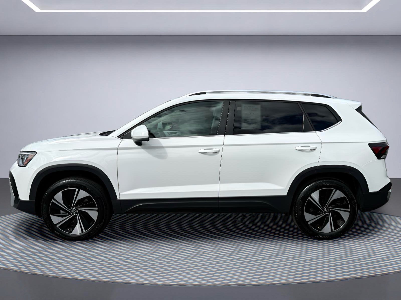 Used 2025 Volkswagen Taos SE AWD/4WD image 3
