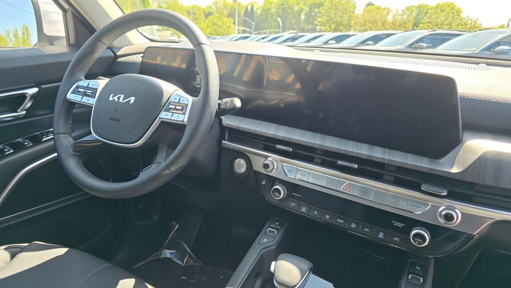 Used 2025 Kia Telluride EX w/ EX Captain's Chair Package AWD/4WD image 11
