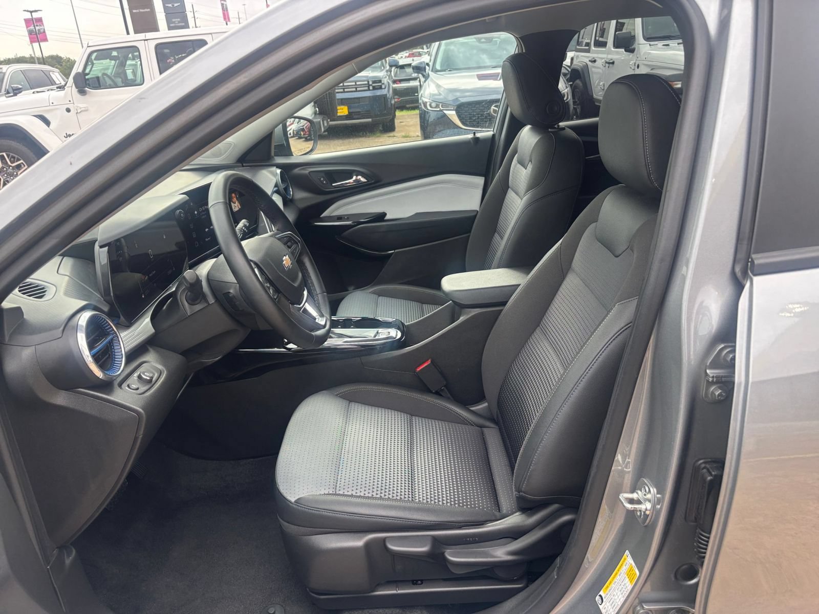 Used 2025 Chevrolet Trax LT w/ LT Convenience Package FWD image 21