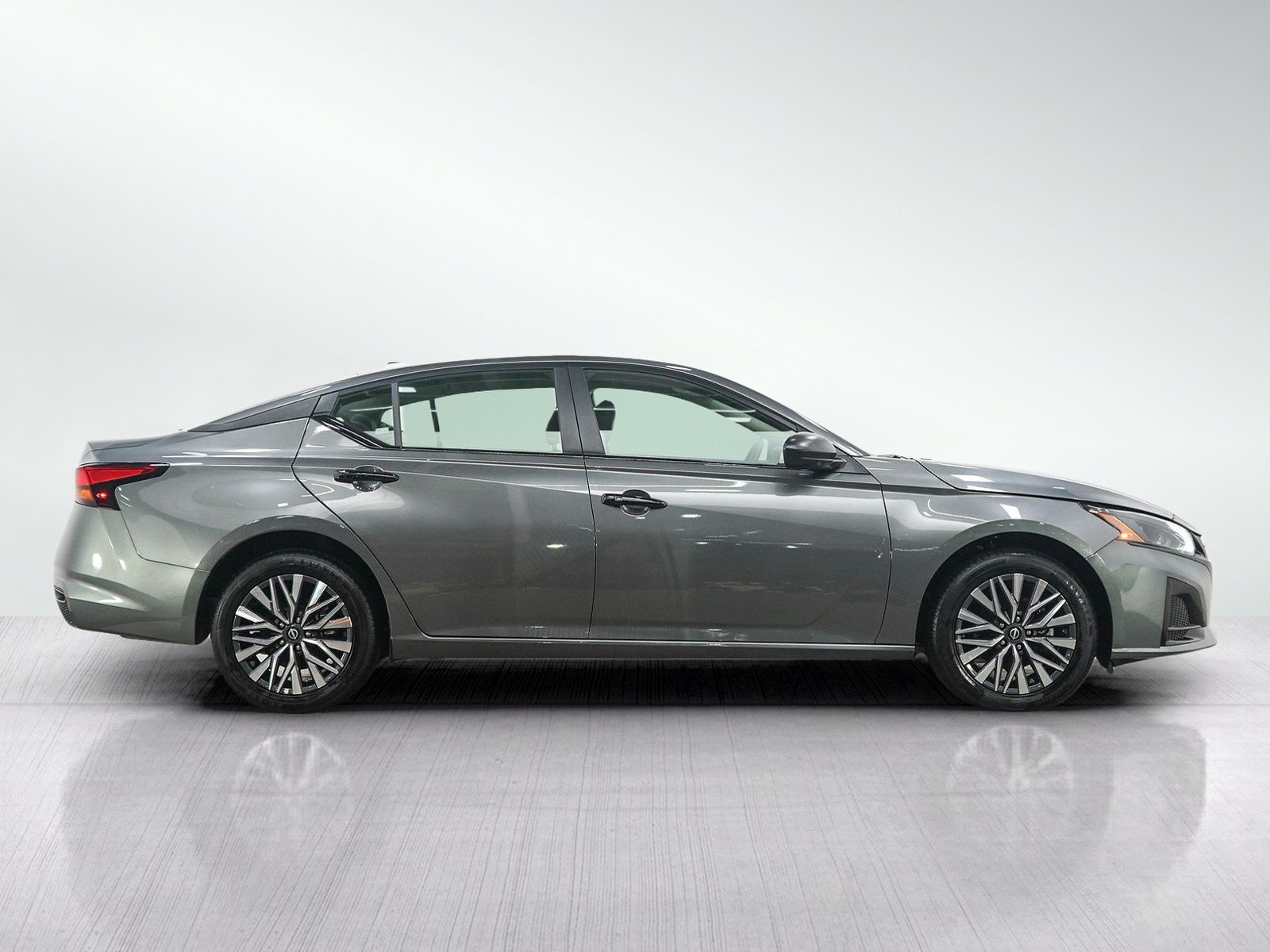 Used 2025 Nissan Altima 2.5 SV AWD/4WD image 6