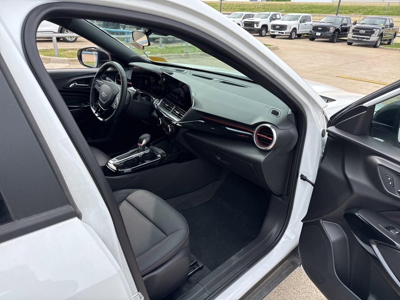 Used 2025 Chevrolet Trax RS image 15