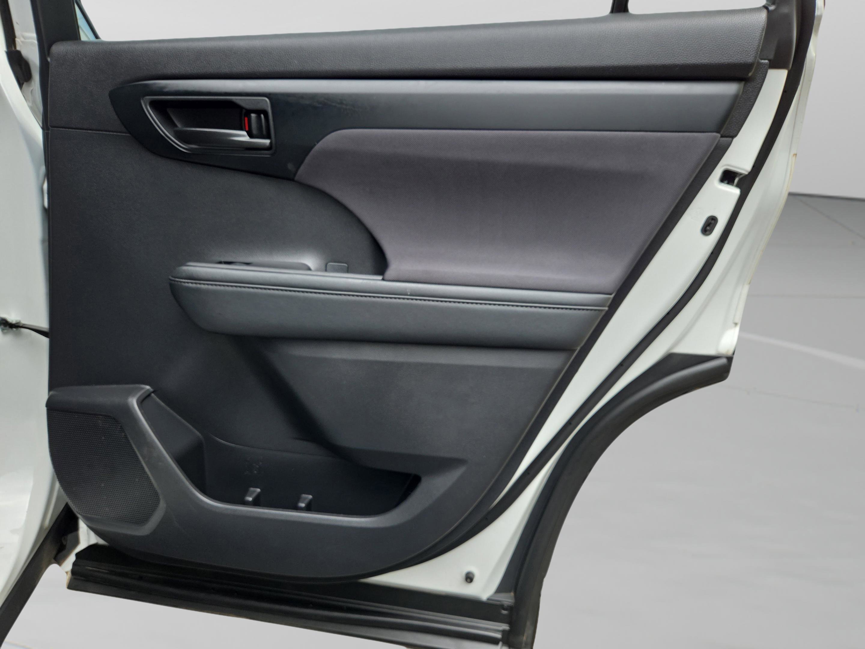 Used 2022 Toyota Highlander L image 41