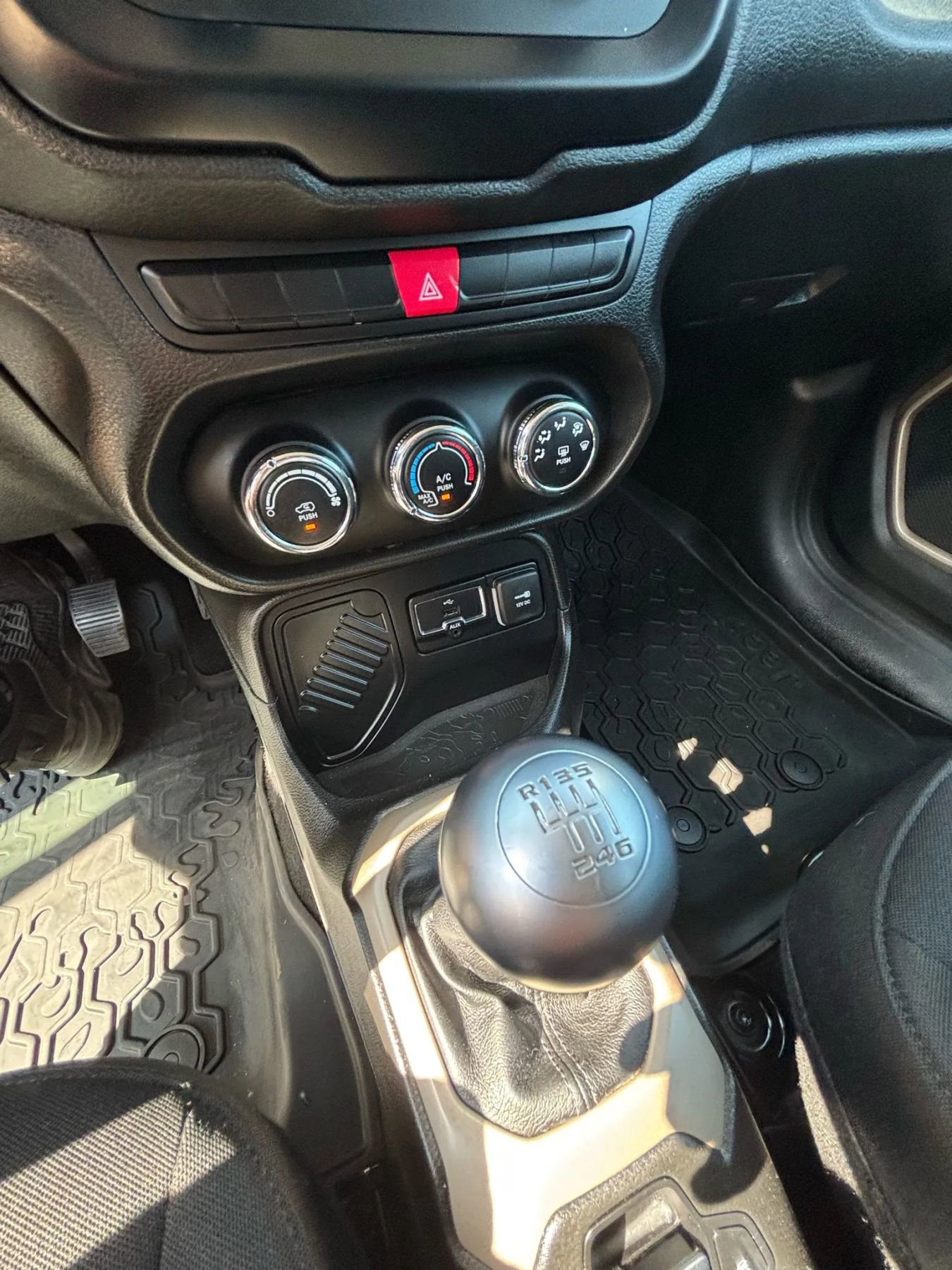Used 2015 Jeep Renegade Latitude image 12