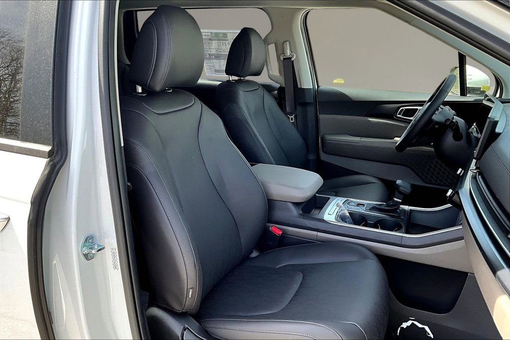 New 2026 Kia Carnival FWD image 10