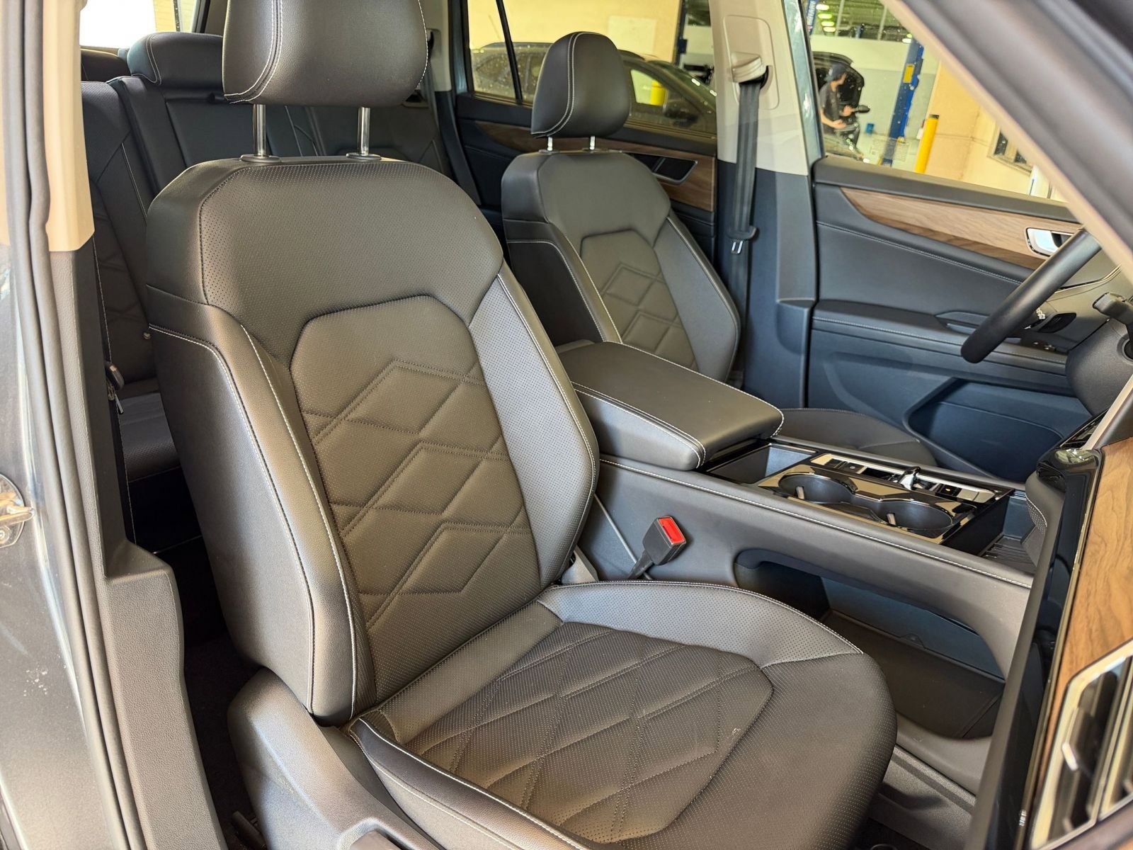 Used 2025 Volkswagen Atlas SE image 30