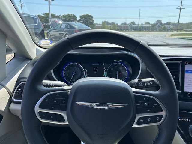 Used 2024 Chrysler Pacifica Touring-L FWD image 22
