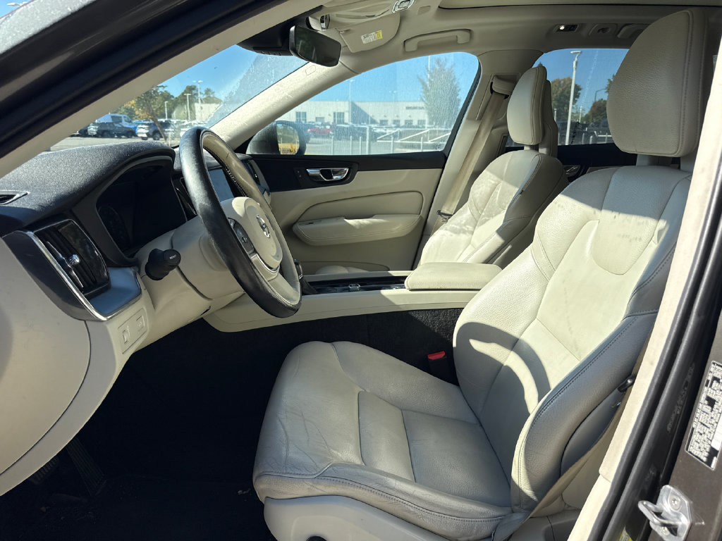 Used 2018 Volvo XC60 T6 Momentum w/ Advanced Package AWD/4WD image 12