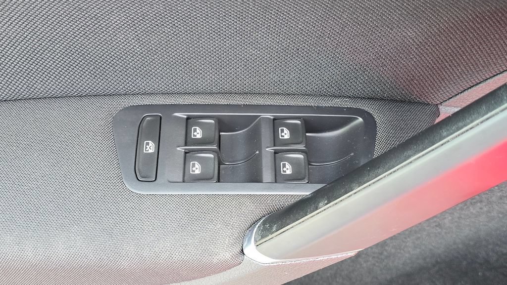 Used 2018 Volkswagen Golf 4-Door FWD image 23