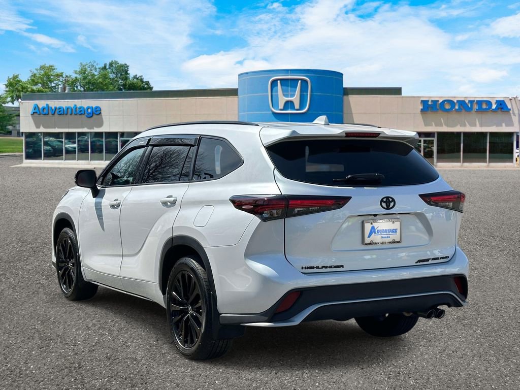 Used 2024 Toyota Highlander XSE AWD/4WD image 4
