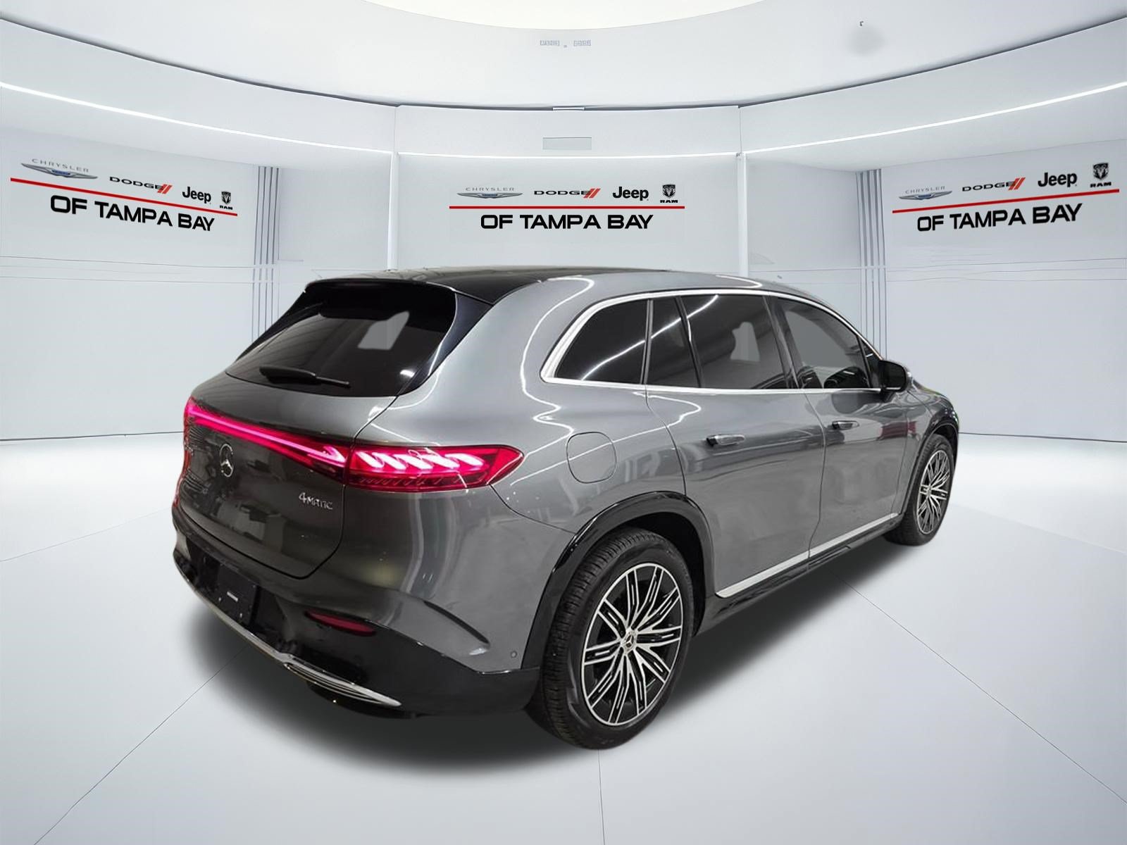 Used 2023 Mercedes-Benz EQS 580 4MATIC SUV w/ Exclusive Trim Package image 6