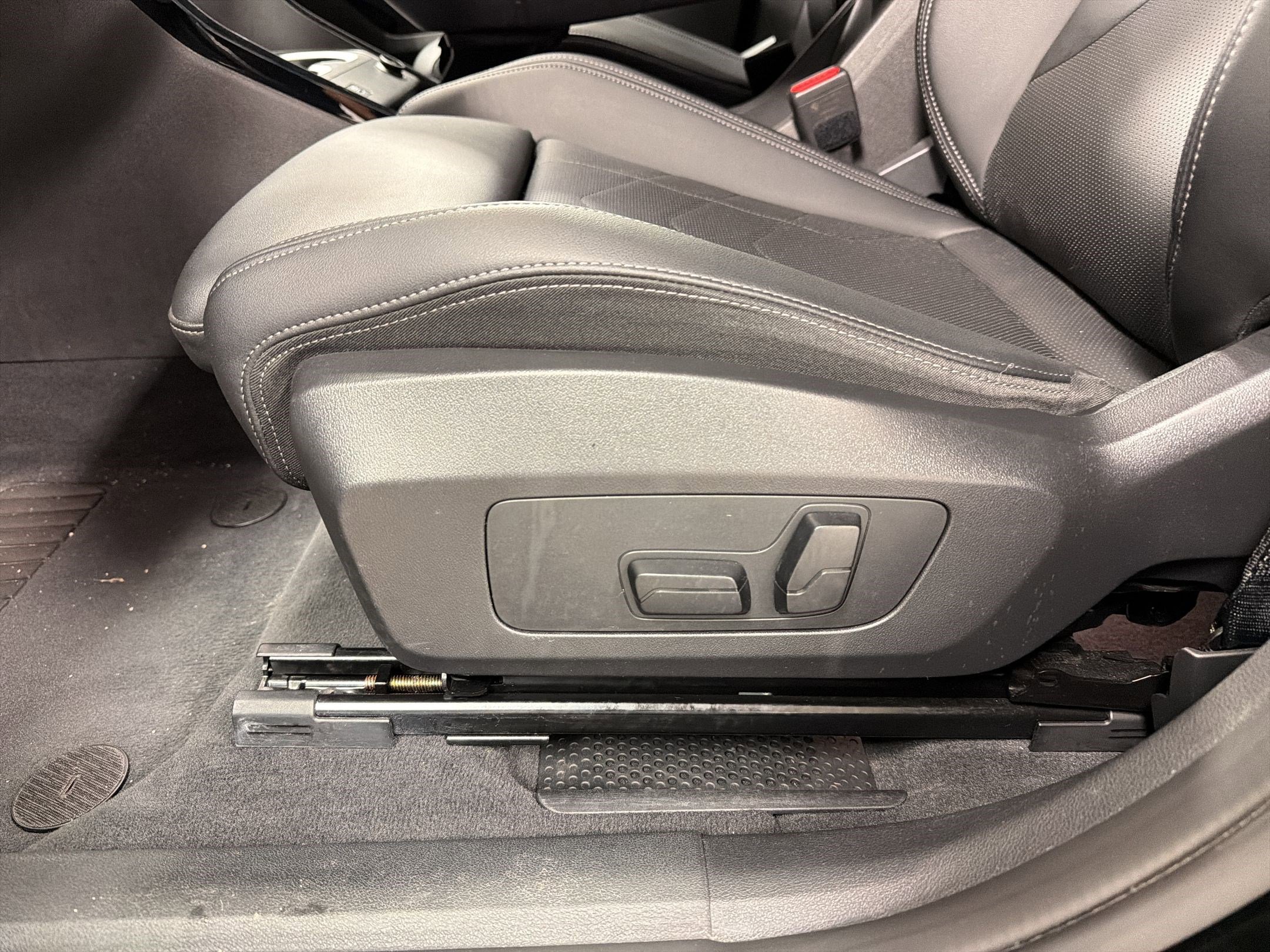 Certified 2025 BMW X2 xDrive28i image 13