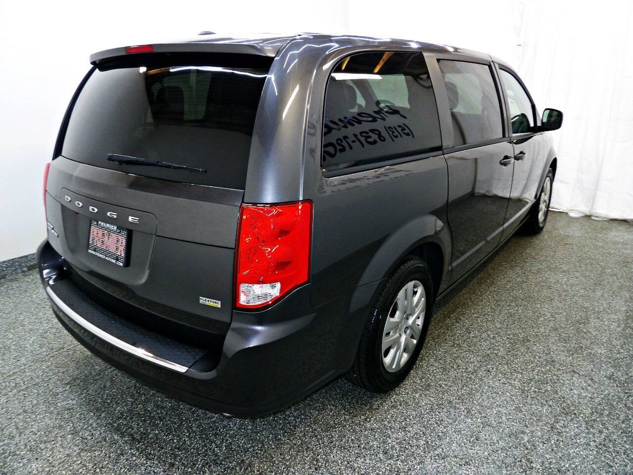 Used 2018 Dodge Grand Caravan SE w/ UConnect Hands-Free Group FWD image 6