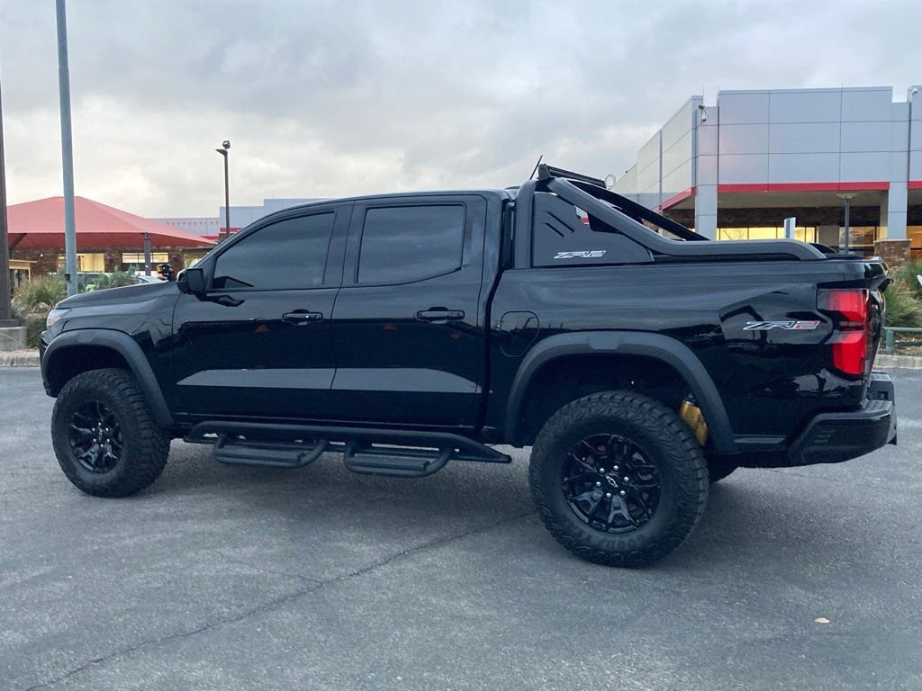 Used 2025 Chevrolet Colorado ZR2 w/ Midnight Edition AWD/4WD image 8