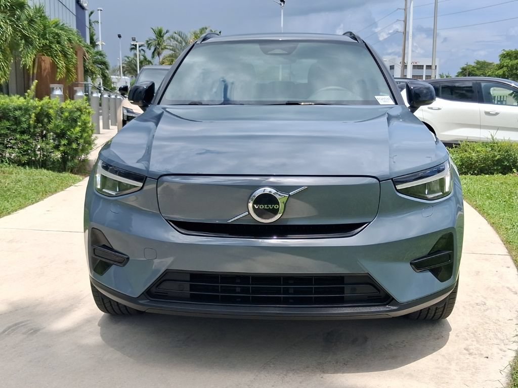 Certified 2023 Volvo XC40 Recharge Core AWD/4WD image 2