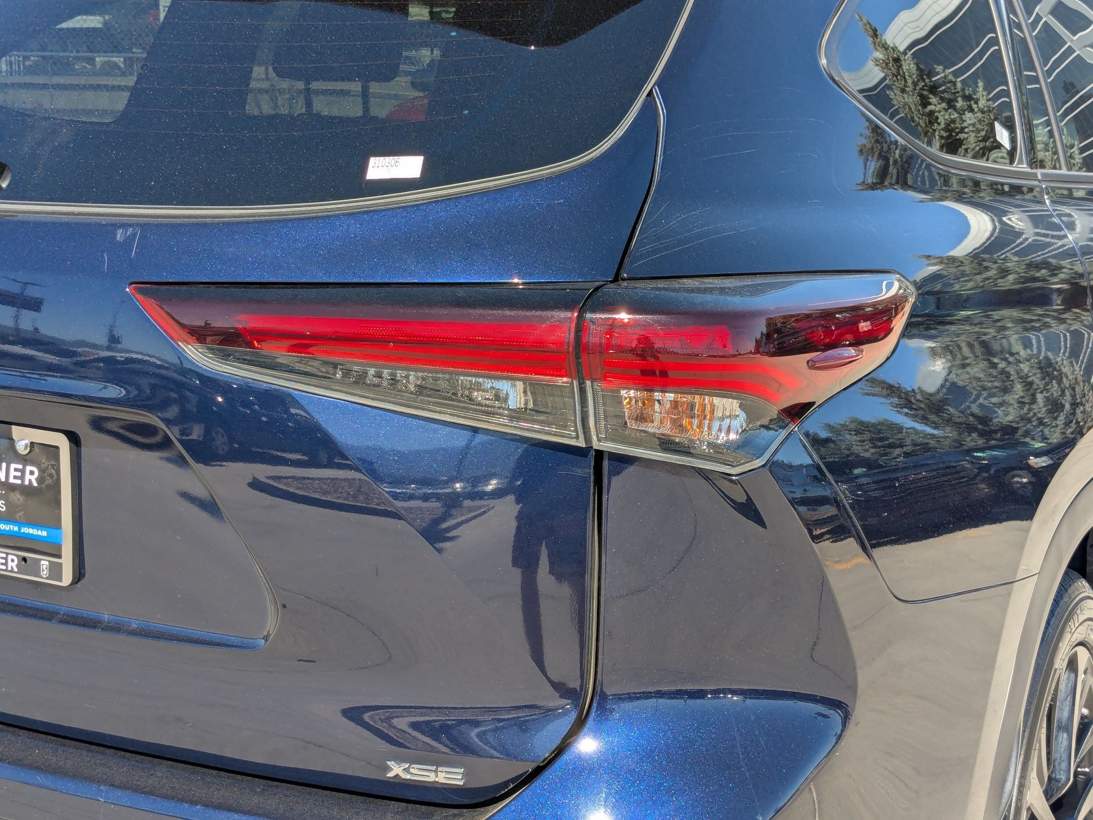 Used 2024 Toyota Highlander XSE FWD image 12