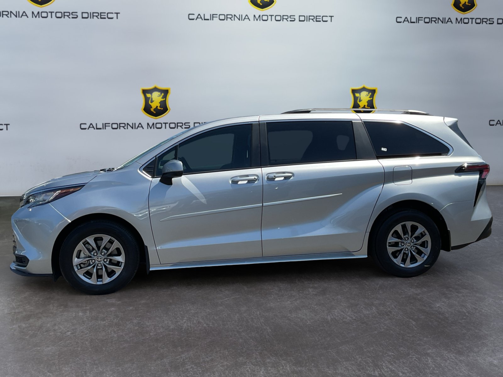 Used 2023 Toyota Sienna LE w/ LE Plus Package FWD image 8