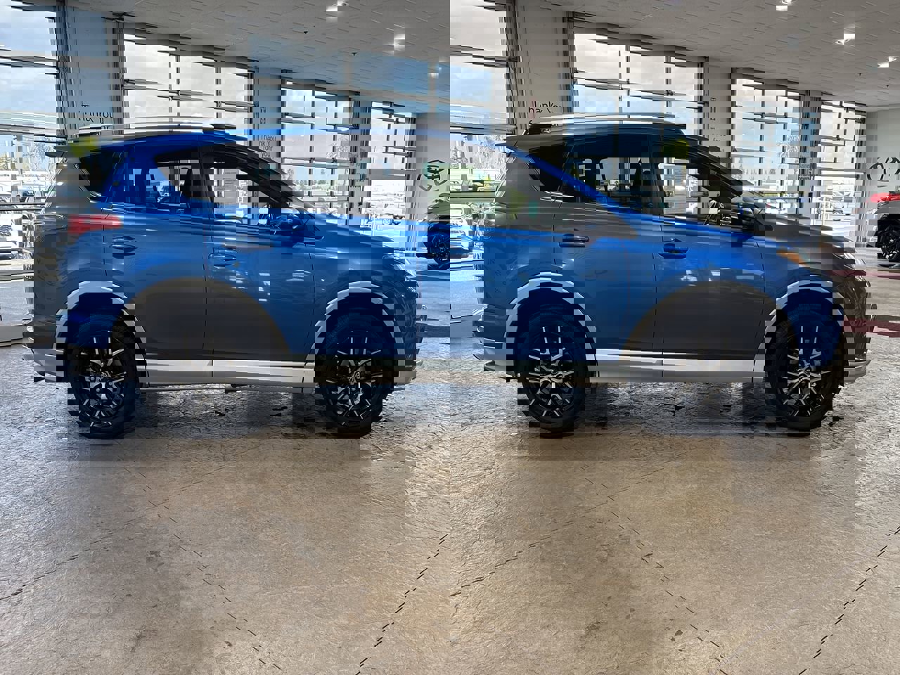 Used 2016 Toyota RAV4 SE image 3