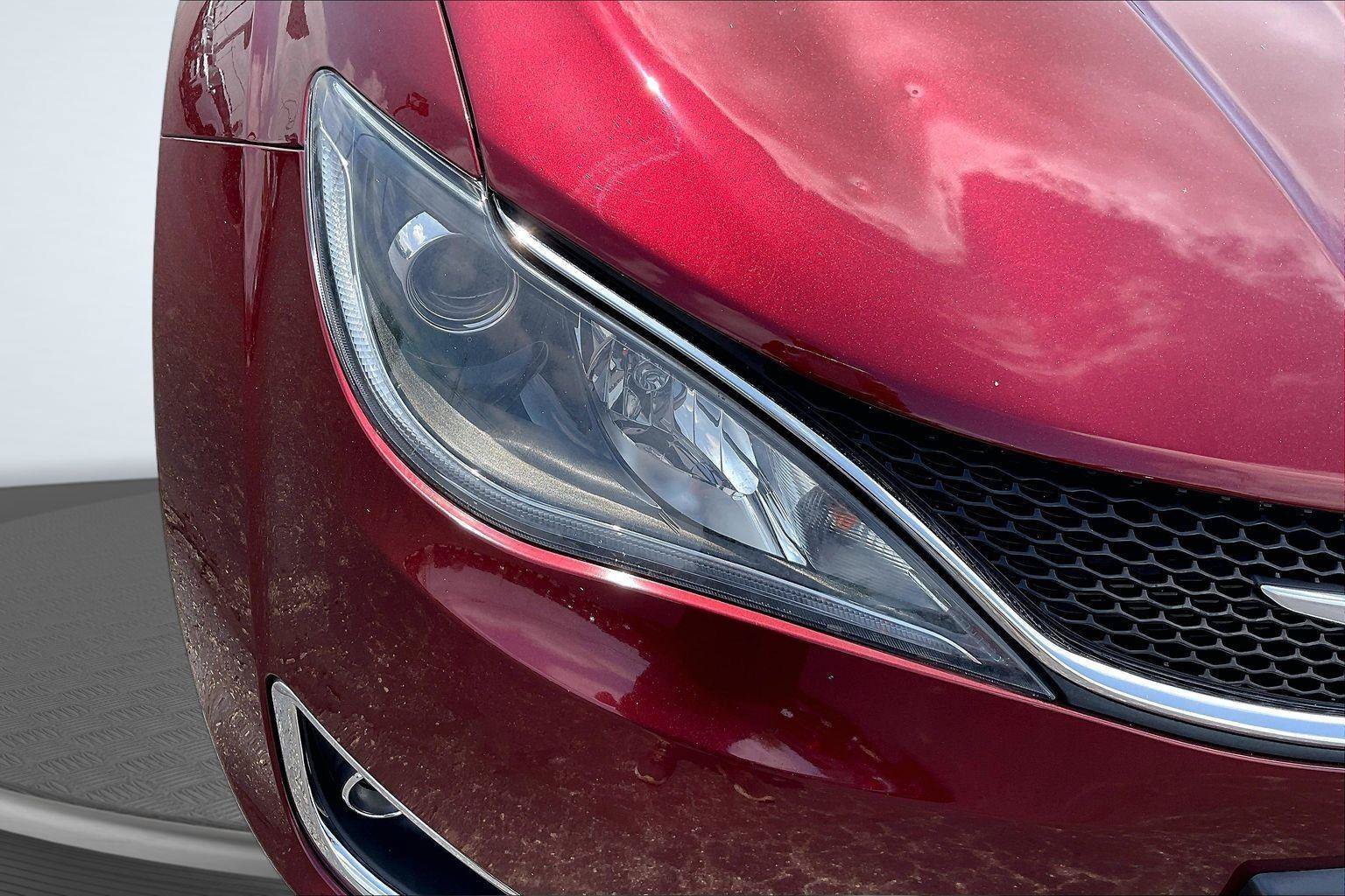 Used 2019 Chrysler Pacifica Touring-L w/ Tire & Wheel Group FWD image 27