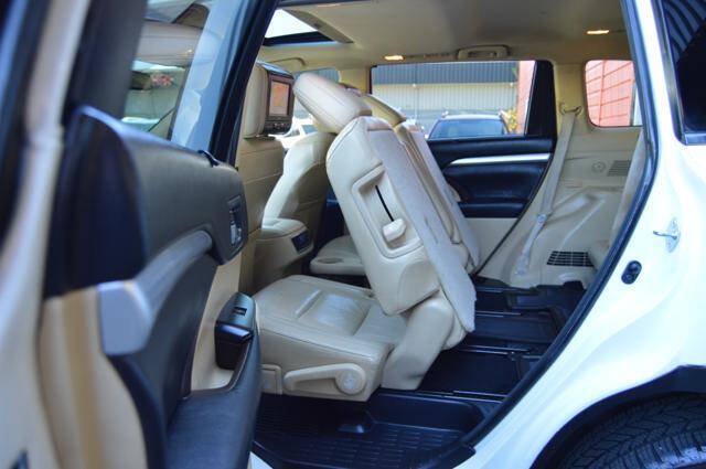 Used 2015 Toyota Highlander XLE FWD image 13